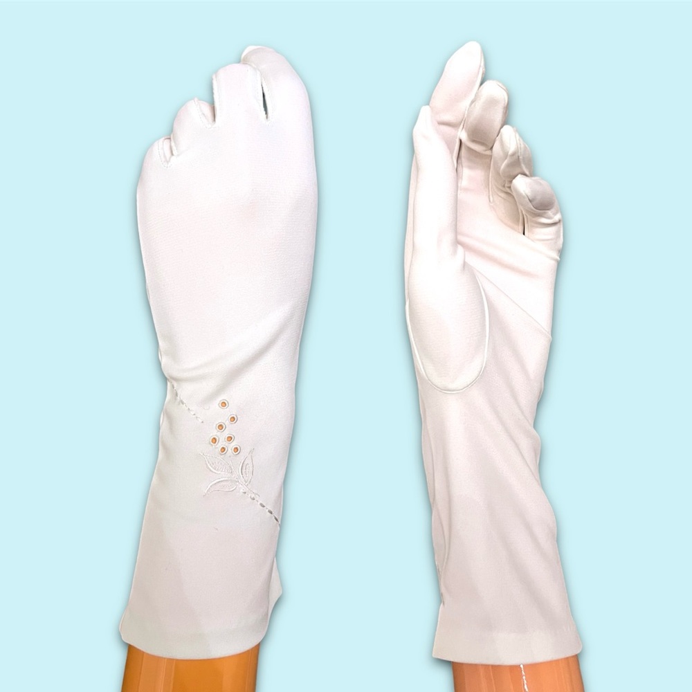 MANTESSA Vintage Eyelet Embroidered Gloves